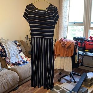 Size medium stretchy dress with pockets!